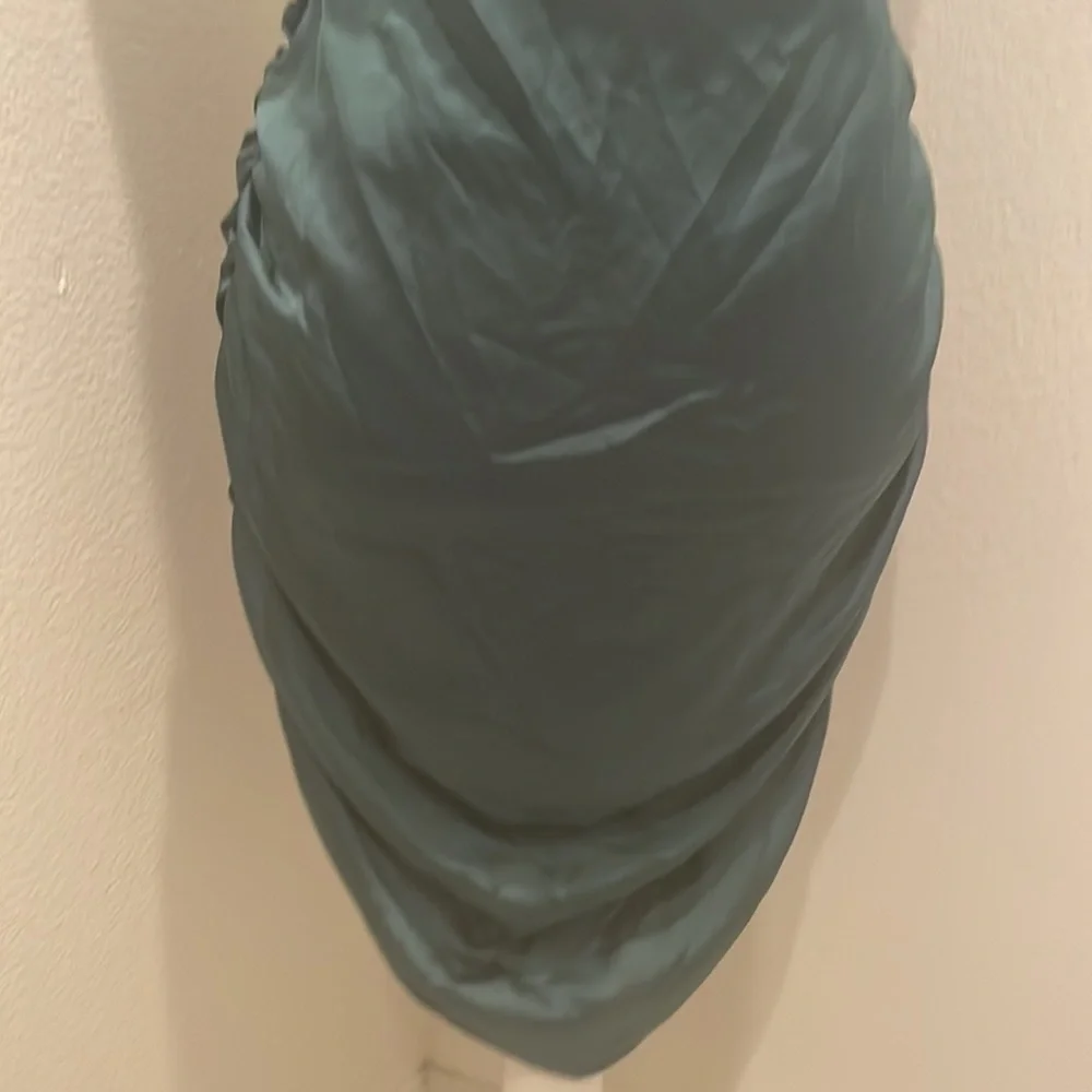 NWT WOMENS SIZE M MEDIUM WILD FABLE FOREST GREEN DRESS WITH SKIN SHOWING CUTOUT  - Picture 4 of 10